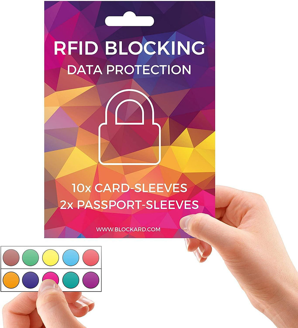 Bunte Verpackung des RFID- und NFC-Blocker-Sets in einer Hand gehalten - 10 Kartenhüllen und 2 Reisepasshüllen und ein Bogen bunter Aufkleber