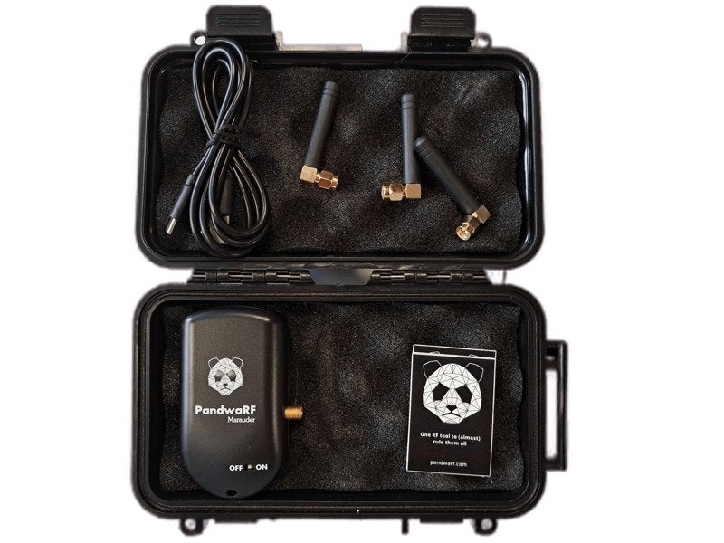 PandwaRF Marauder Set in einem schaumstoffgepolsterten Hartschalenkoffer - das Gerät mit Panda-Logo, drei schwarze Antennen, ein USB-Kabel und eine Karte mit One RF tool to (almost) rule them all pandwarf.com
