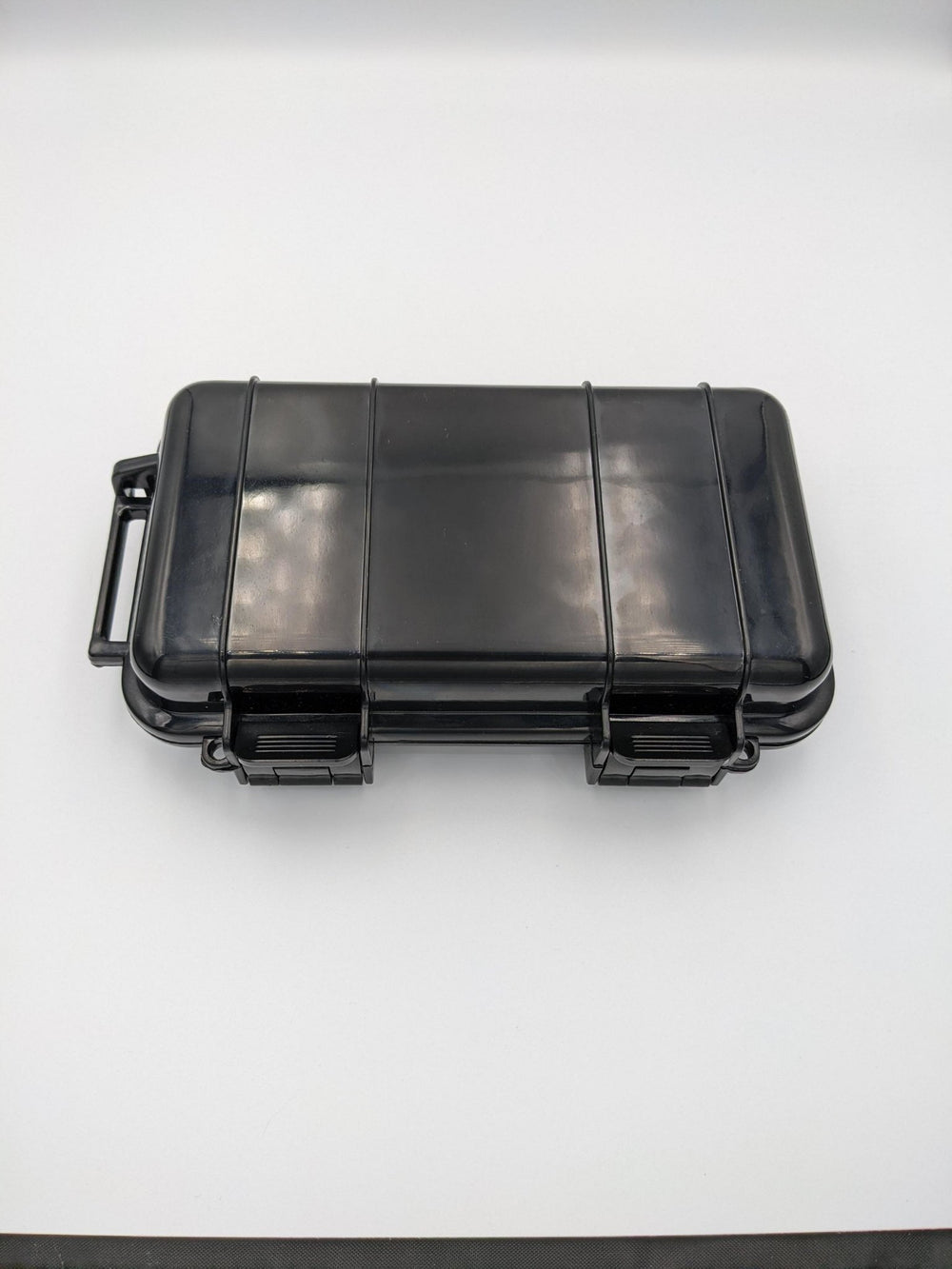 Black closed protective case with latches and a handle, in which the PandwaRF Rogue Pro kit is delivered