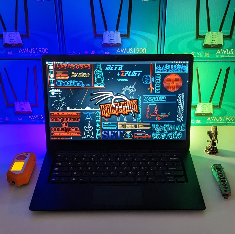 Laptop Pinebook Pro z systemem Kali Linux - na ekranie kolorowy pikselowy pulpit z logo smoka Kali i hakerskimi grafikami, w tle podświetlone na niebiesko i zielono pudełka kart WiFi ALFA AWUS1900, obok latarka, mosiężna figurka orła i zielony nóż składany