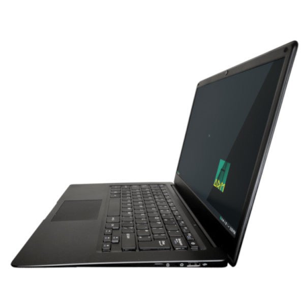 Laptop Pinebook Pro pod kątem - czarna obudowa, klawiatura, touchpad i ekran z zielonym logo ARM, widoczne porty boczne, na białym tle