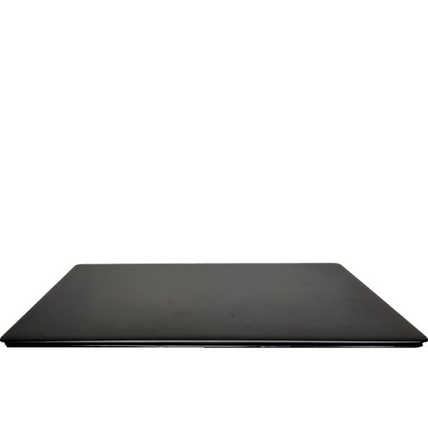 Laptop Pinebook Pro zamknięty - gładka czarna pokrywa, smukła obudowa, na białym tle
