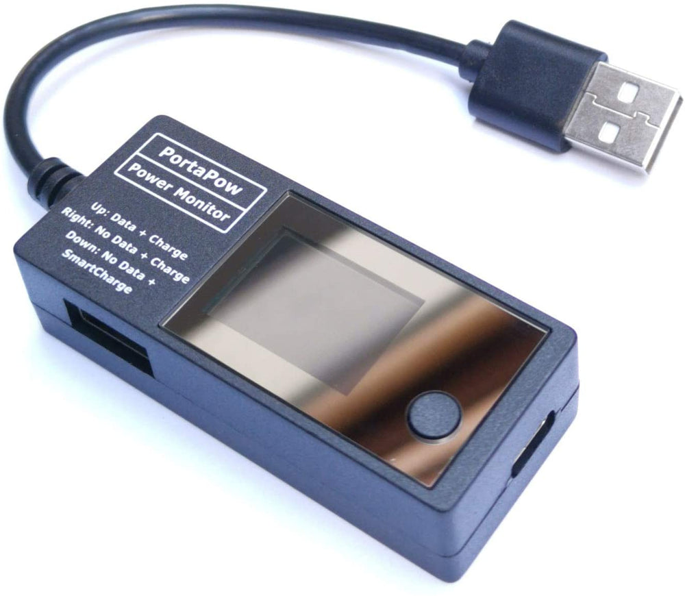 Czarny tester USB PortaPow Power Monitor z wyświetlaczem LCD, kablem USB-A, portem USB i micro-USB, ujęcie pod kątem