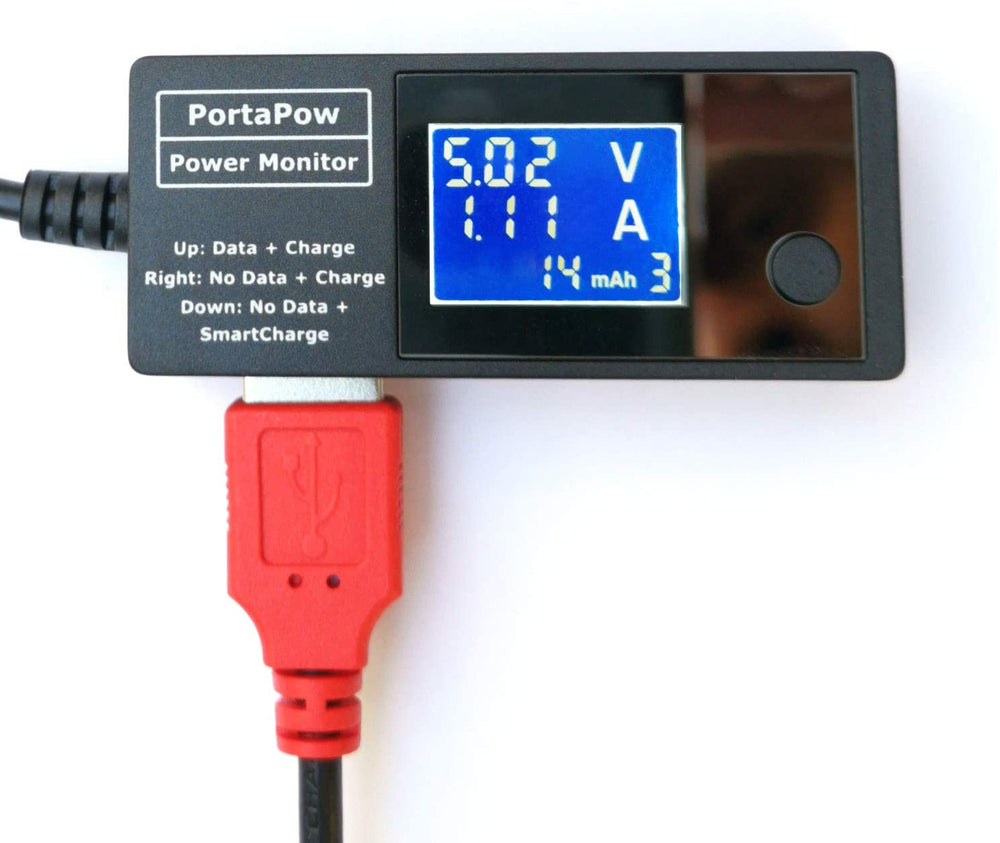 Zbliżenie na wyświetlacz LCD czarnego testera USB PortaPow Power Monitor pokazujący napięcie 5,02 V, prąd 1,11 A i pojemność, z opisem trybów pracy