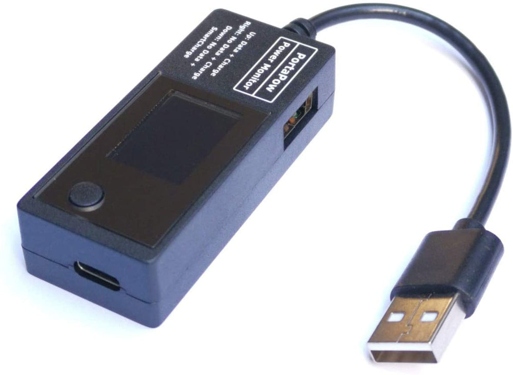 Czarny tester USB PortaPow Power Monitor z wyświetlaczem, portem USB i micro-USB oraz kablem USB-A, ujęcie z drugiej strony