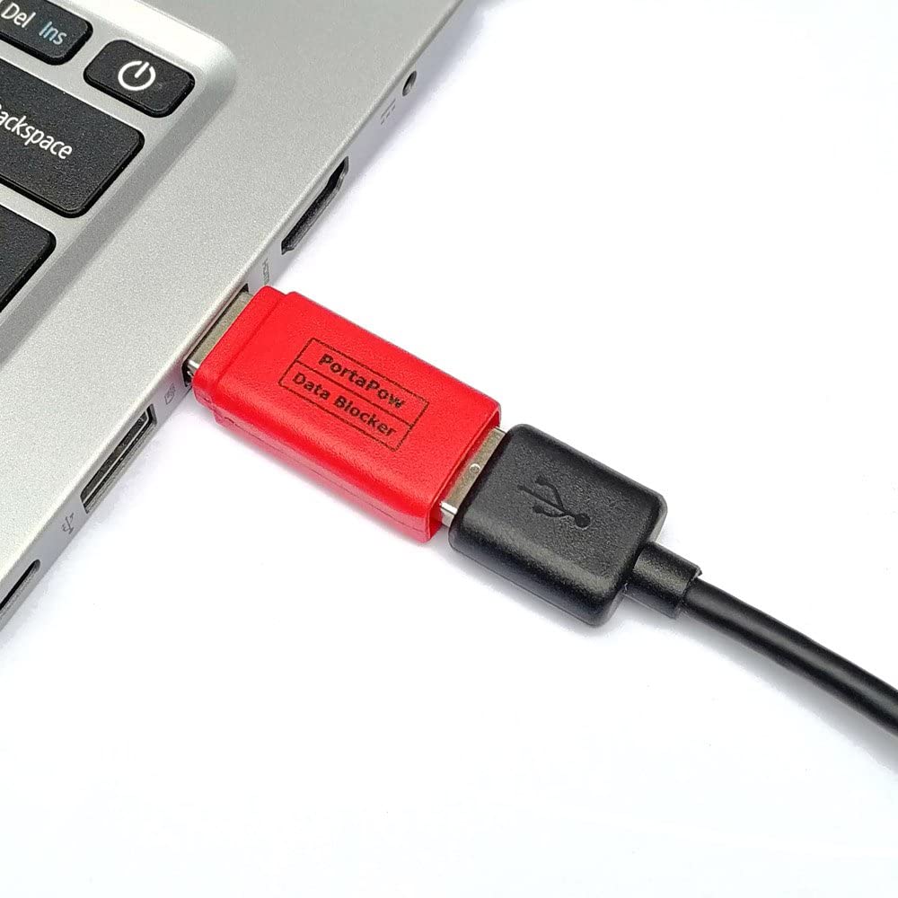 Czerwony adapter PortaPow Data Blocker wpięty w port USB laptopa z podłączonym kablem USB