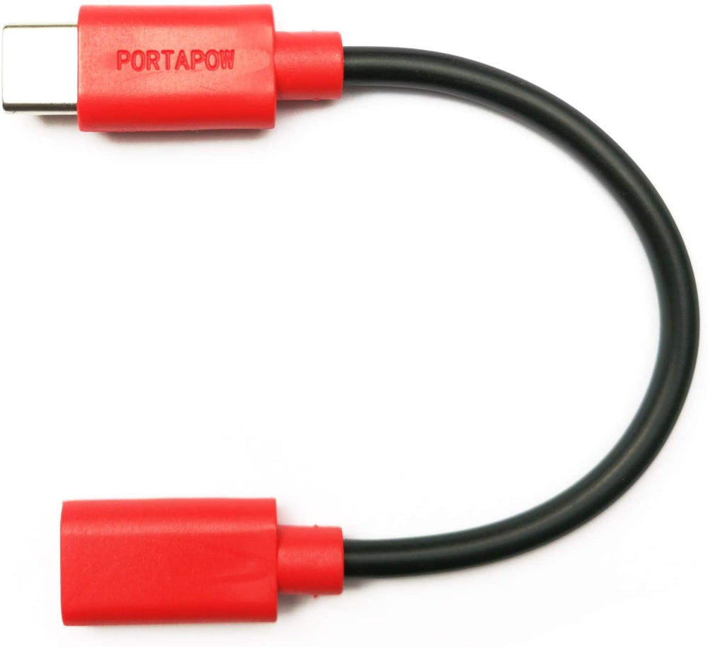 Czerwono-czarny kabel PortaPow Data Blocker USB-C z widocznym wtykiem USB-C z napisem PORTAPOW i gniazdem USB-C