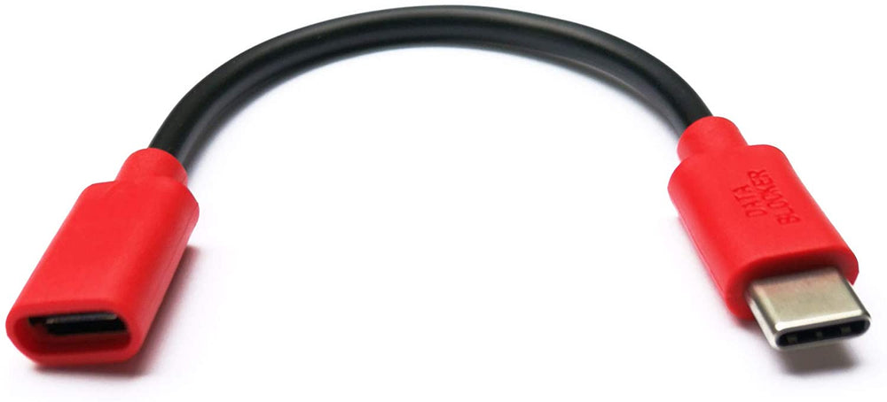 Czerwono-czarny kabel PortaPow Data Blocker USB-C rozłożony, z widocznym wtykiem USB-C z napisem DATA BLOCKER i gniazdem USB-C