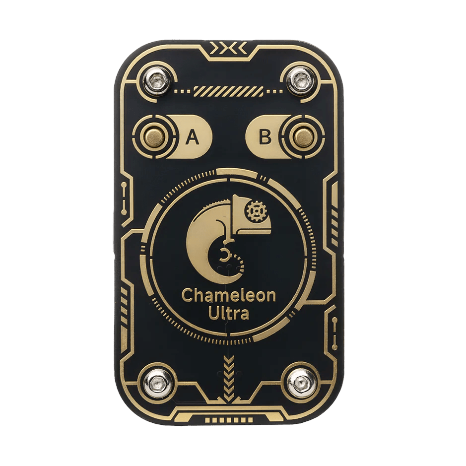 ProxGrind Chameleon Ultra спереди - чёрное устройство с орнаментальным золотым рисунком платы в тех-стиле, две кнопки с маркировкой A и B, центральный золотой логотип хамелеона с надписью Chameleon Ultra, на белом фоне