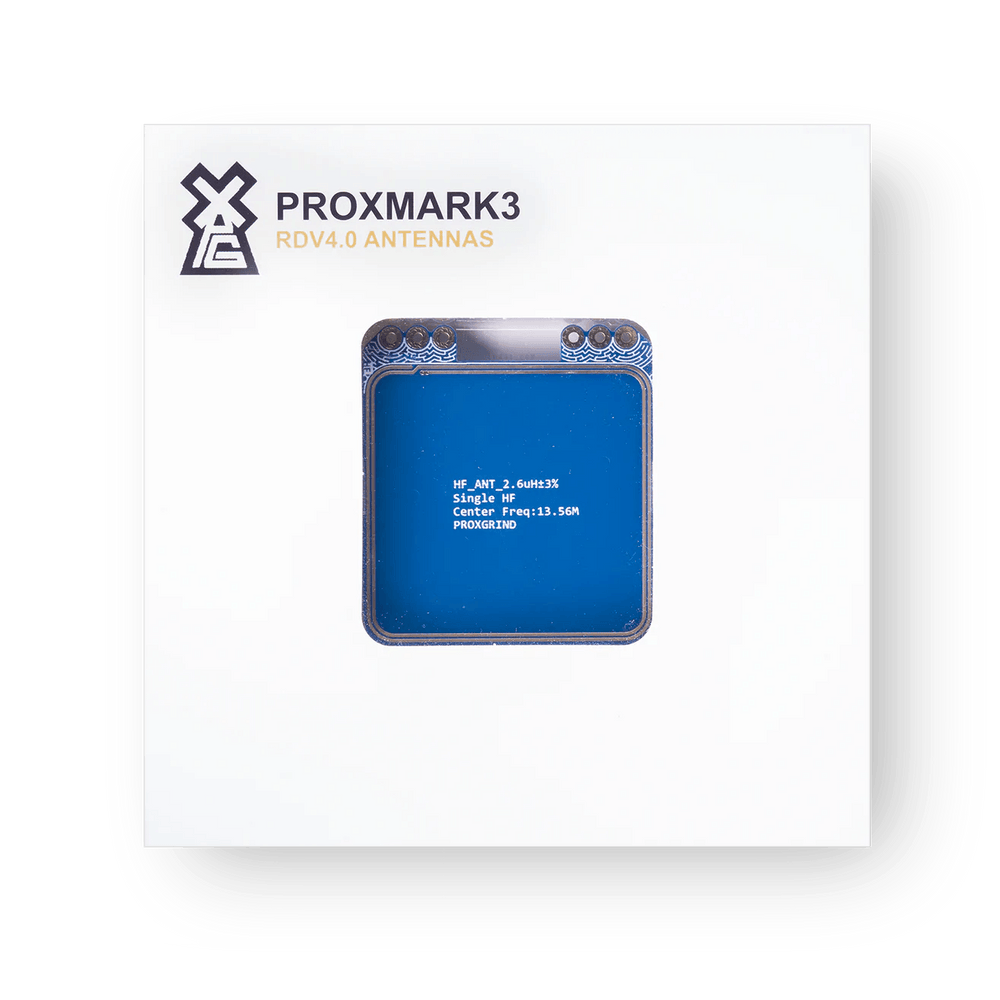 Proxmark 3 RDV4 Antenne in weißer PROXMARK3 RDV4.0 ANTENNAS Verpackung - eine blaue quadratische Platine mit der Aufschrift HF_ANT 2.6uH Single HF Center Freq 13.56M