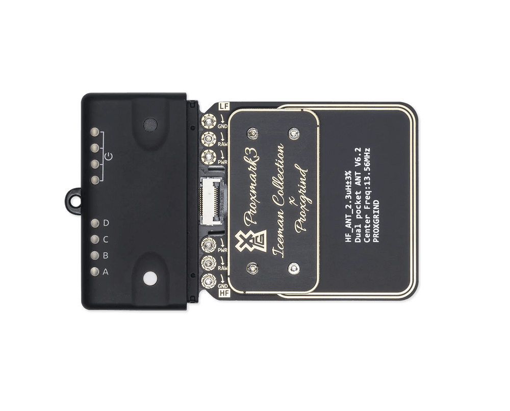 Proxmark 3 RDV4 - чёрное RFID-устройство с модулем светодиодов состояния и чёрно-золотой платой двухдиапазонной антенны LF/HF 13,56 МГц