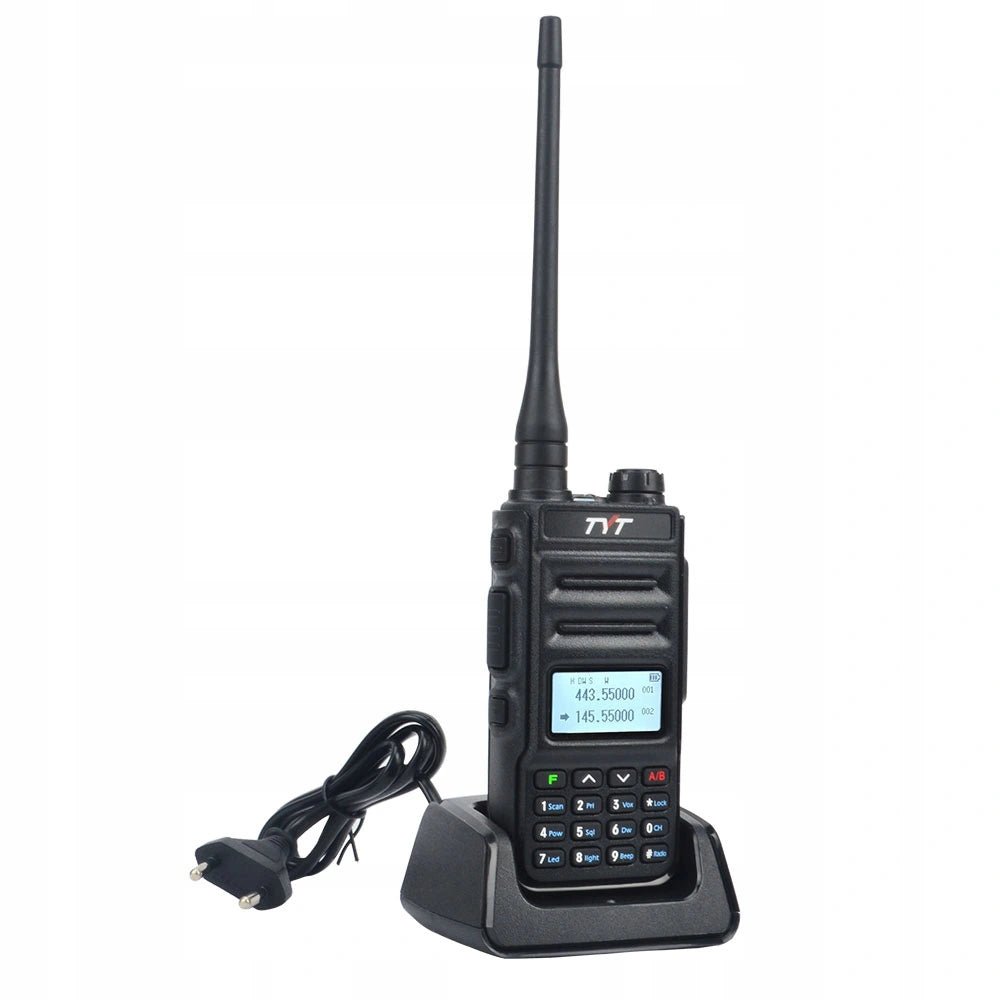 Radiotelefon TYT TH-UV88 5W ustawiony w czarnej ładowarce biurkowej z kablem i wtyczką sieciową z przodu, dwuzakresowy wyświetlacz, na białym tle