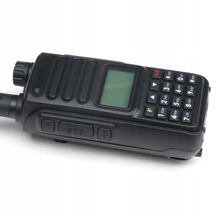 Czarny dwupasmowy radiotelefon TYT TH-UV98 z wyświetlaczem, klawiaturą, przyciskiem PTT i pokrętłem, ujęcie pod kątem
