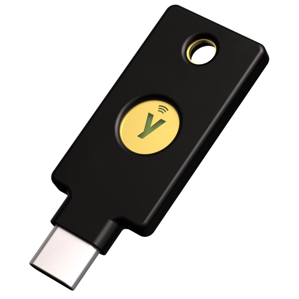 Schwarzer Yubico Security Key C NFC Sicherheitsschlüssel mit USB-C-Stecker und einer goldenen Touch-Taste mit dem y-Logo, Winkelansicht