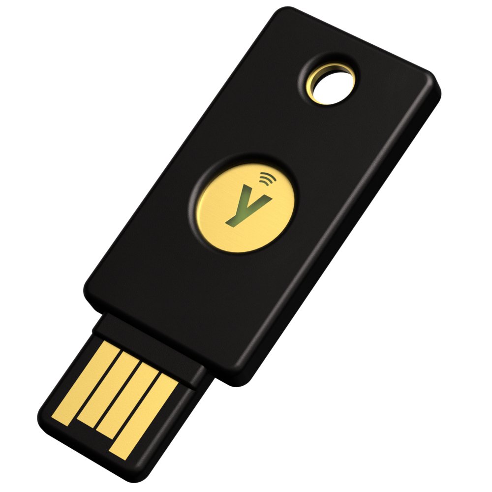 Černý bezpečnostní klíč Yubico Security Key NFC s konektorem USB-A a zlatým dotykovým tlačítkem s logem Y, pohled pod úhlem