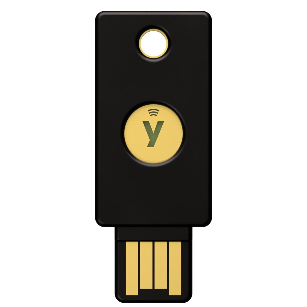 Černý bezpečnostní klíč Yubico Security Key NFC s konektorem USB-A, zlatým dotykovým tlačítkem s logem Y a symbolem NFC, otvor pro klíčenku