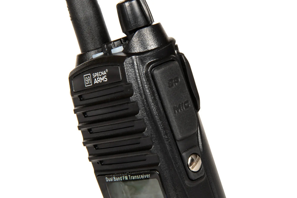 Detail horní části radiostanice Specna Arms Shortie-82 s logem SPECNA ARMS, mřížkou reproduktoru a tlačítkem PTT