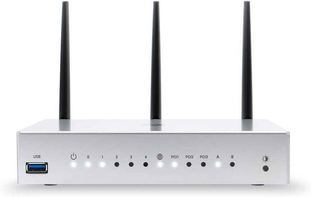 Srebrny router open-source Turris Omnia 2020 od frontu z trzema rozłożonymi antenami - panel diod stanu i gniazdo USB 3.0, na białym tle