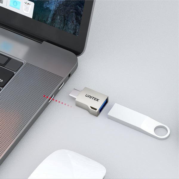 Adapter Unitek wpięty w port USB-C laptopa z podłączonym pendrivem USB-A