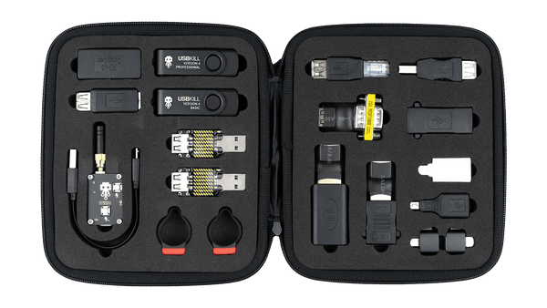 Otwarte czarne etui USBKill V4 Kit z pianką trzymającą komplet elementów - pendrive'y USBKill Version 4 Professional i Basic, moduł USBKill V4 Remote z anteną, dwa testery z żółtymi oplatanymi przewodami oraz zestaw adapterów RJ45, USB, DisplayPort, HDMI, Lightning i micro-USB