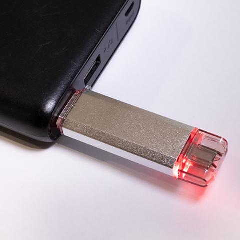 Srebrne urządzenie WiFi Deauther wpięte w port USB ze świecącą czerwoną diodą i widocznym złączem USB-C