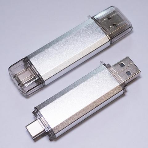 Srebrne urządzenie WiFi Deauther w metalowej obudowie typu pendrive ze złączami USB-A i USB-C
