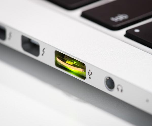 Маленький ключ YubiKey 5 Nano, вставленный в порт USB-A ноутбука, едва выступает, компактная конструкция для постоянного использования