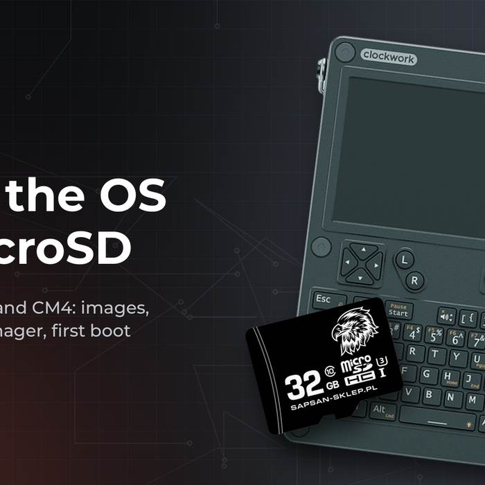 uConsole z CM5 i karta microSD SAPSAN 32 GB na ciemnym tle, napis Flash the OS to microSD