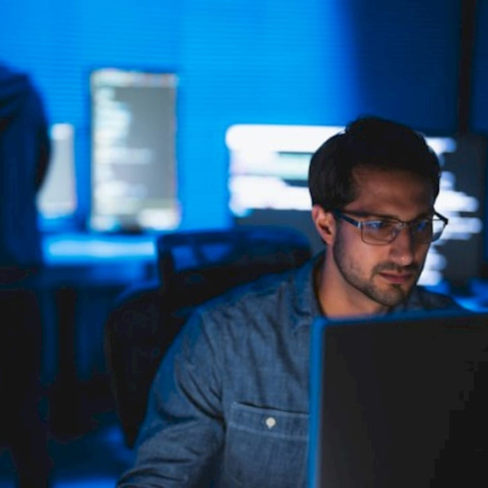 Audytor ds. cyberbezpieczeństwa sprawdza listę kontrolną zgodności podczas pracy w biurze.