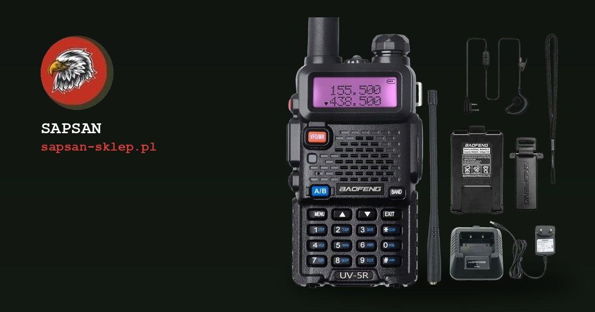 Radiotelefon Baofeng UV-5R z akcesoriami na ciemnym tle, logo SAPSAN