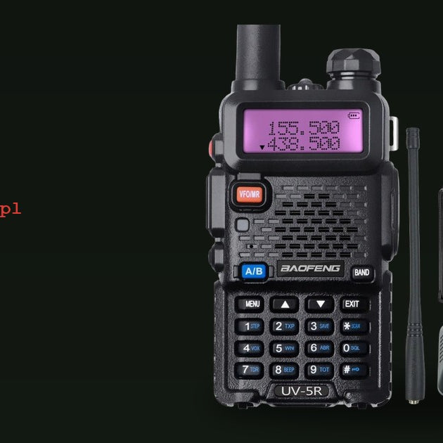 Radiotelefon Baofeng UV-5R z akcesoriami na ciemnym tle, logo SAPSAN