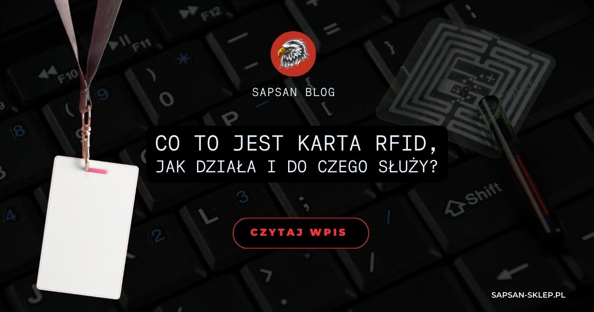 SAPSAN-Blog-Banner mit einem Foto einer weißen RFID-Karte an einem Band und eines Tags mit Antenne auf einer Tastatur, Adler-Logo und Titel was eine RFID-Karte ist