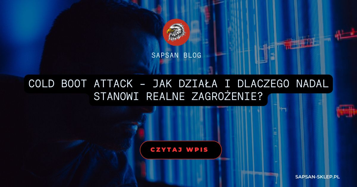 SAPSAN-Blog-Banner mit Mann im Profil vor einem Bildschirm mit blau-roten Codezeilen, Adlerlogo und Titel Cold Boot Attack - wie er funktioniert und warum er noch immer eine reale Bedrohung ist