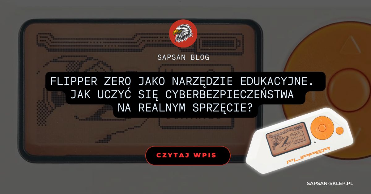 Baner bloga SAPSAN z bursztynowym pikselowym ekranem urządzenia i białym Flipperem Zero z pomarańczowym padem w rogu, logo orła i tytuł Flipper Zero jako narzędzie edukacyjne. Jak uczyć się cyberbezpieczeństwa na realnym sprzęcie?