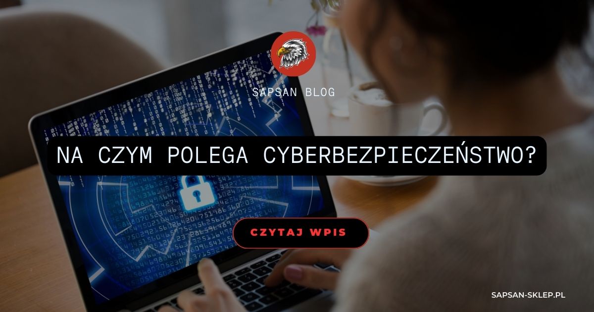 Baner bloga SAPSAN ze zdjęciem osoby przy laptopie z grafiką kłódki i kodu na ekranie, logo orła i tytuł Na czym polega cyberbezpieczeństwo