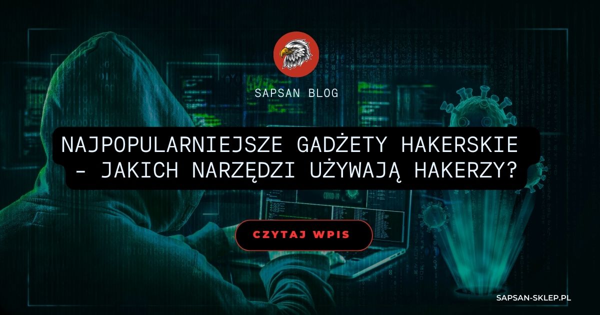 Baner bloga SAPSAN ze zdjęciem osoby w kapturze przy laptopie z kodem w zielonym świetle, logo orła i tytuł Najpopularniejsze gadżety hakerskie