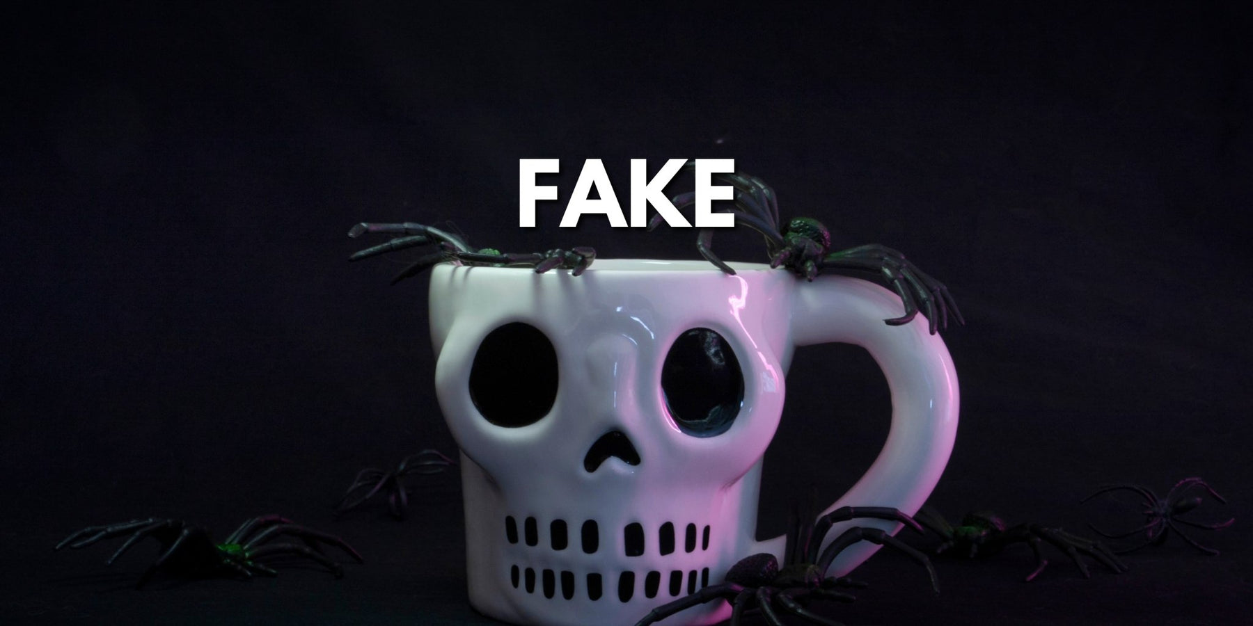Eine weiße totenkopfförmige Tasse voller Plastikspinnen auf dunklem Hintergrund, weiße Aufschrift FAKE