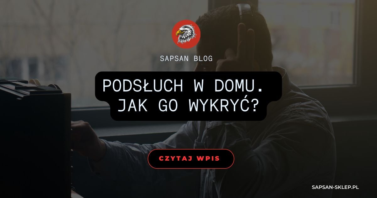 Баннер блога SAPSAN с приглушённым фото мужчины в накладных наушниках у окна, тянущегося к тёмной электронной аппаратуре, логотипом орла и заголовком об обнаружении прослушки в доме.