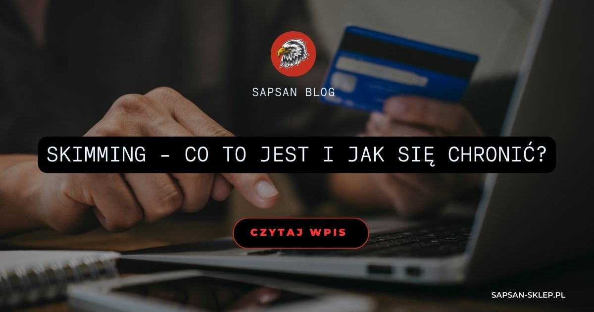 Baner bloga SAPSAN ze zdjęciem osoby przy laptopie trzymającej kartę płatniczą, logo orła i tytuł Skimming - co to jest i jak się chronić