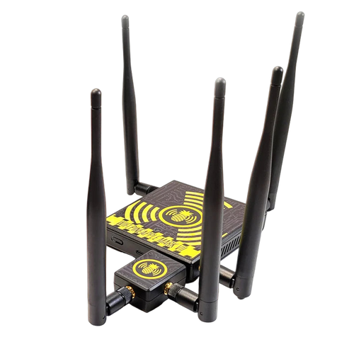 WiFi Pineapple Mark VII Tactical - czarne urządzenie z żółtym logo ananasa i antenami, obok mniejsza karta sieciowa AC z tym samym logo