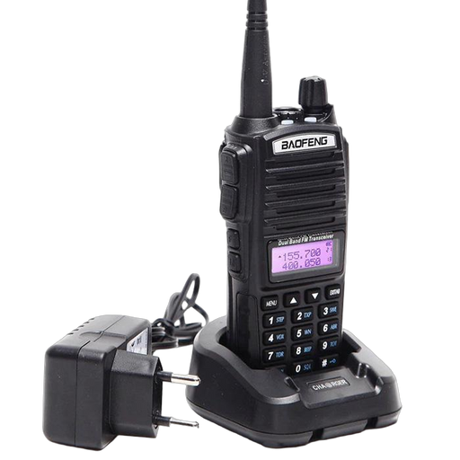 Czarny dwupasmowy radiotelefon Baofeng UV-82 z anteną i wyświetlaczem umieszczony w ładowarce biurkowej z zasilaczem sieciowym