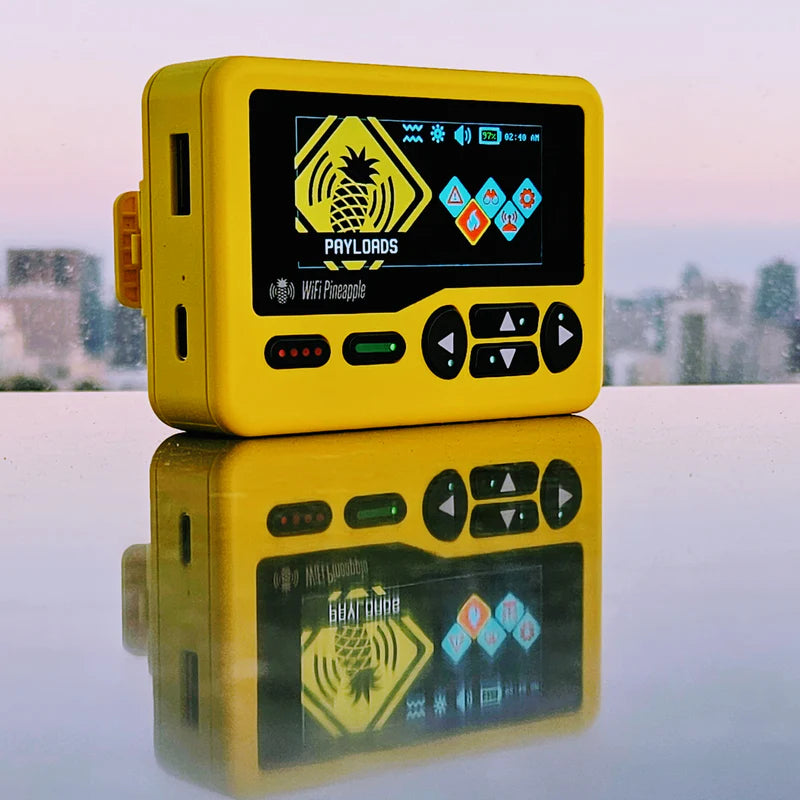 Žlutý WiFi Pineapple Pager zešikma s menu payloads na obrazovce, v pozadí panorama města