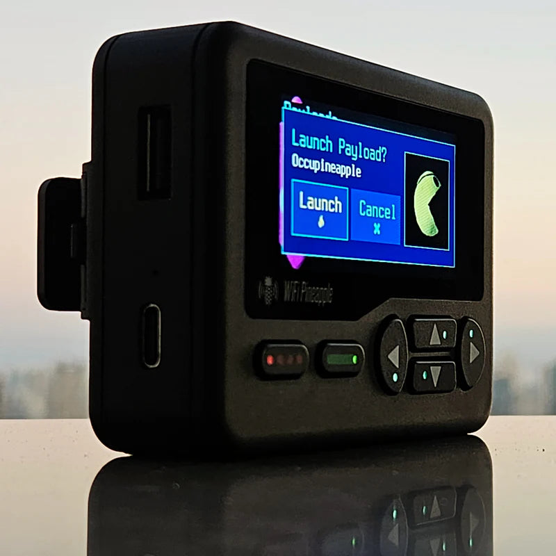 Černý WiFi Pineapple Pager s dotazem na spuštění payloadu na obrazovce, v pozadí město