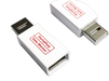 Dwa białe adaptery PortaPow Data Blocker USB SmartCharge - blokery transferu danych USB z czerwonym nadrukiem, na białym tle