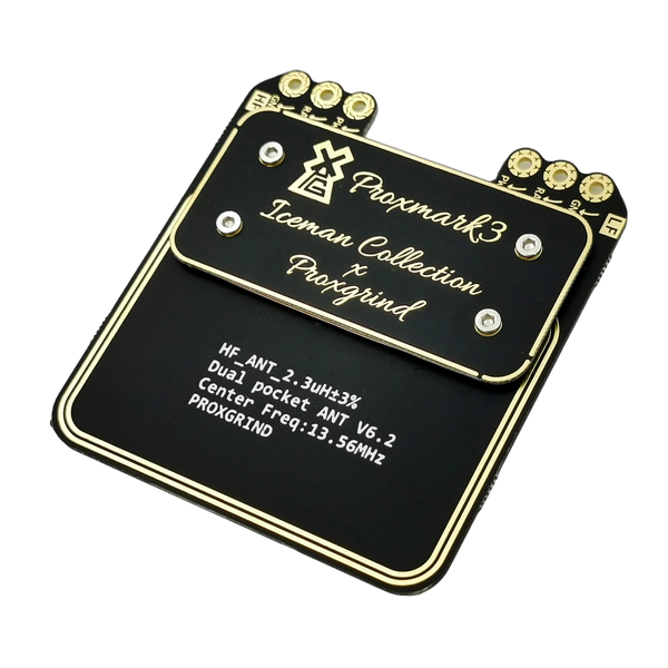 Eine schwarz-goldene Proxmark 3 RFID-Antenne - goldene Aufschrift Proxmark3 Iceman Collection x Proxgrind mit Windmühlenlogo, HF_ANT 2.3uH Dual pocket ANT V6.2 Center Freq 13.56MHz, zwei Platinen mit goldenen Leiterbahnen, Ansicht aus einem Winkel