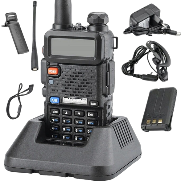 Czarny radiotelefon Baofeng UV-5R w ładowarce z akcesoriami - zasilaczem, słuchawką, anteną i akumulatorem