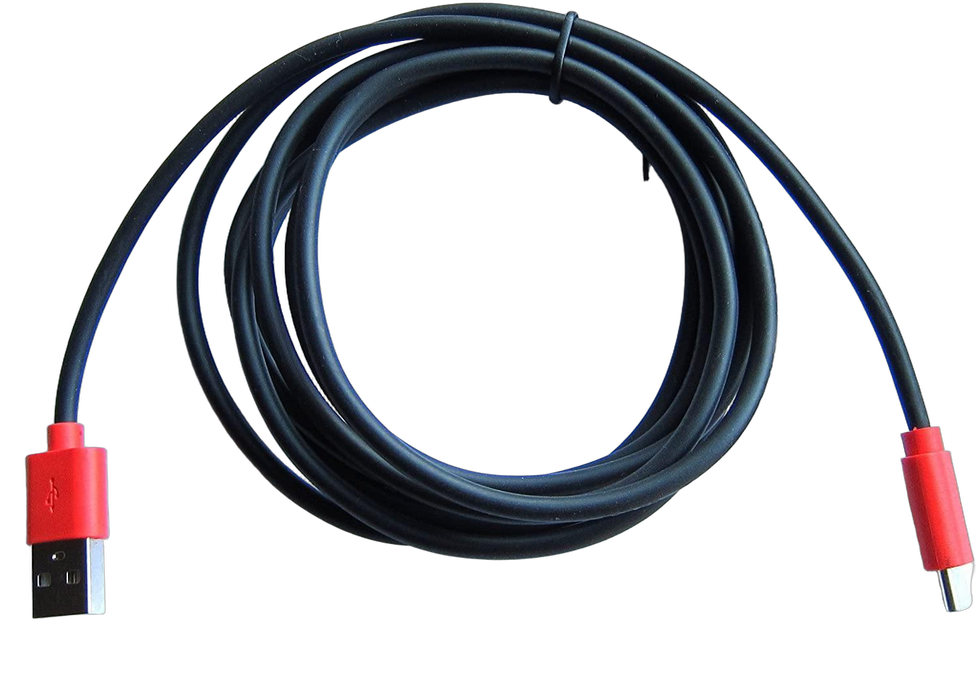 Czarny kabel PortaPow 1 m 20 AWG USB-C na USB-A z czerwonymi wtykami, zwinięty, na białym tle