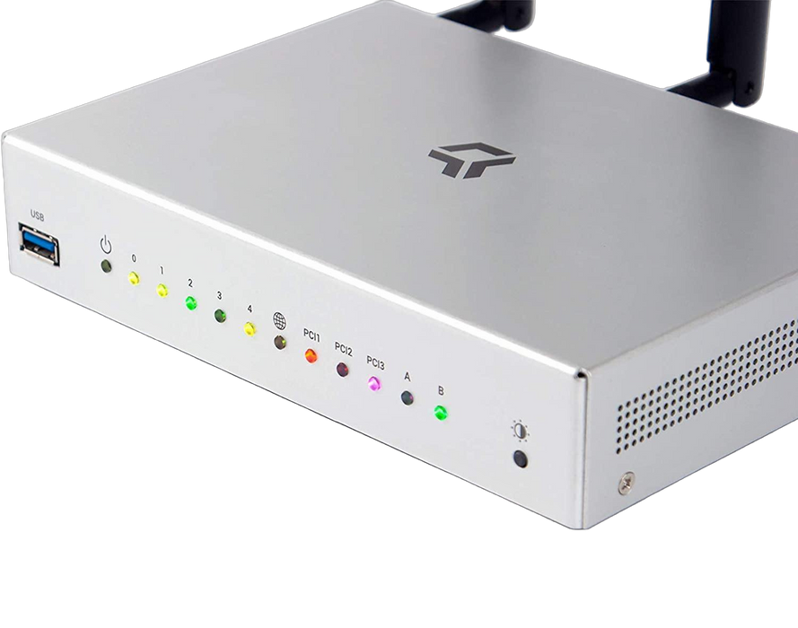 Nahaufnahme der Vorderseite des silbernen Turris Omnia 2020 Routers - Reihen farbiger Status-LEDs (Ports, PCI, WLAN), ein USB-3.0-Port und ein Netzschalter