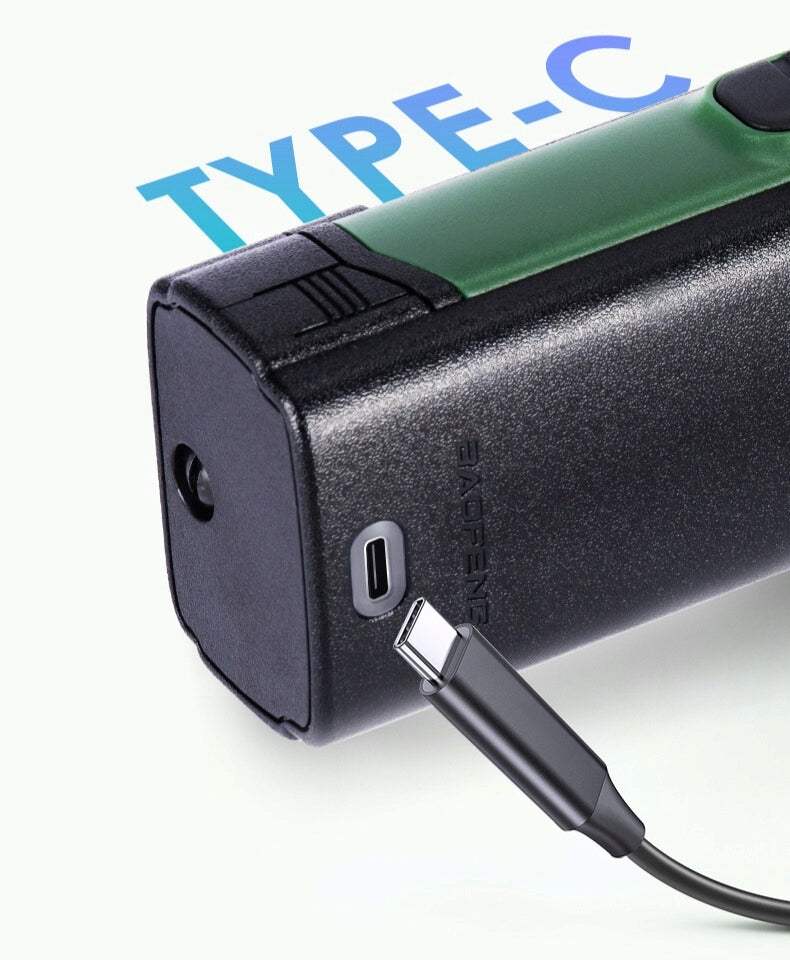 Detail spodní strany Baofeng DM-32 s portem USB-C a připojeným kabelem, zeleno-černé pouzdro