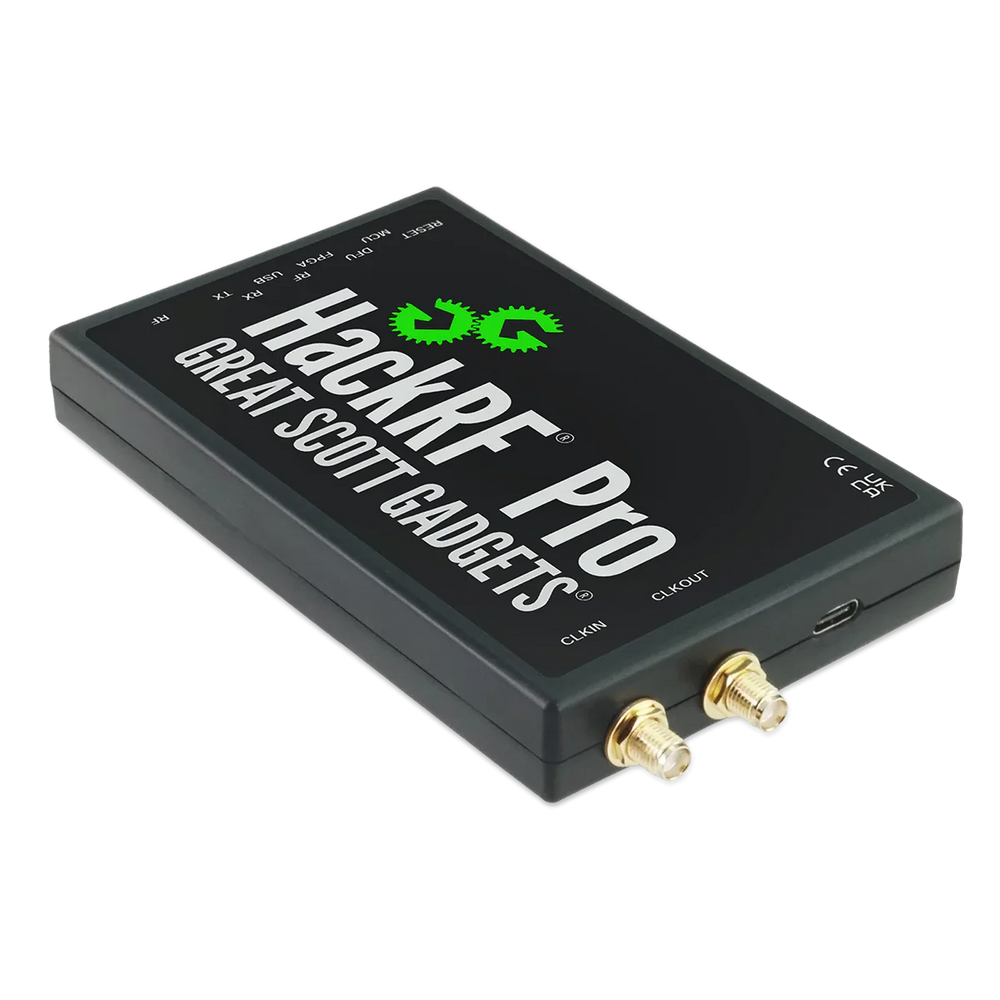 HackRF Pro pod skosem z gniazdem USB-C i dwoma złotymi złączami SMA